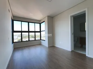 Sala de estar com grande janela de vista para a paisagem.