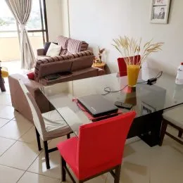 Sala de estar com sofá e mesa de vidro em um imóvel.