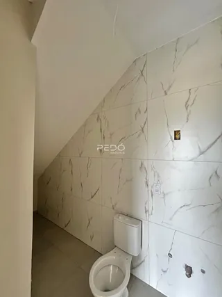 A foto mostra um ambiente interno com revestimento de mármore nas paredes.