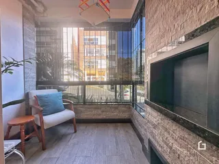 Sala de estar com vista para a rua em Lajeado.