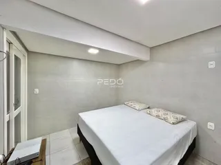 Quarto com cama e piso de cerâmica em um imóvel no Brasil.
