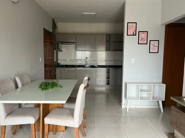 Uma foto de uma sala de jantar com uma cozinha moderna.
