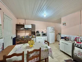Foto de uma cozinha e sala de jantar em uma residência no Brasil.