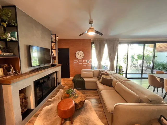 Sala de estar com lareira e sofá em ambiente residencial.