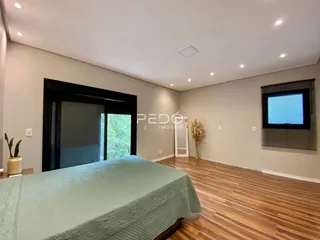 Quarto com piso de madeira e janela de grande porte em Lajeado, Brasil.