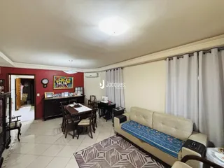 Sala de estar com sofá e mesa de jantar em um imóvel no Brasil.
