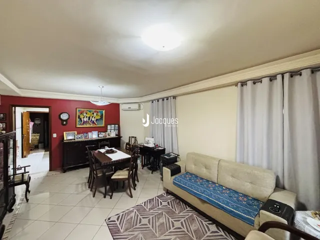Sala de estar com sofá e mesa de jantar em um imóvel no Brasil.