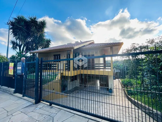 Fachada de uma residência em Lajeado, Brasil, com cerca e portão.