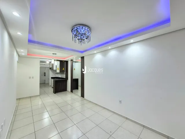 Hall de entrada com piso de cerâmica clara e paredes brancas.