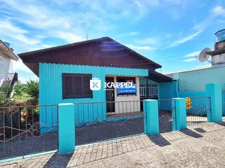 Fachada de uma casa azul com cerca em Lajeado, Brasil.