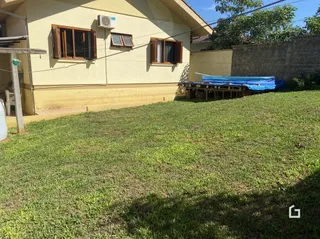 Fachada de uma casa com jardim gramado em Lajeado.