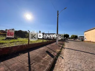 Vista externa de uma rua com calçamento de paralelepípedos em Lajeado.