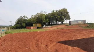 Vista de terra avermelhada e terreno aberto.