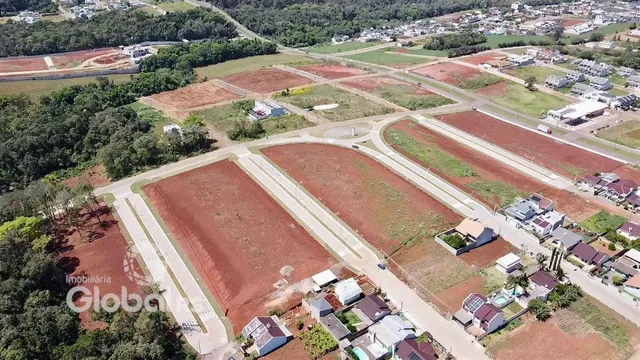 Vista aérea de terrenos abertos e áreas de plantio na região de Lajeado.