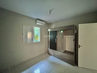 Quarto com armário embutido e ar-condicionado instalado.