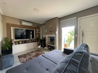Sala de estar moderna com sofá grande e televisão na sala.