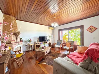 Sala de estar com piso de madeira e lareira em Lajeado, Brasil.