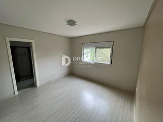 Foto de um cômodo interno vazio em uma residência.