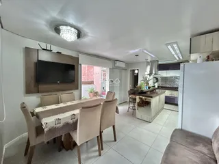 Imagem de uma sala de jantar com vista para a cozinha em um imóvel no Brasil.