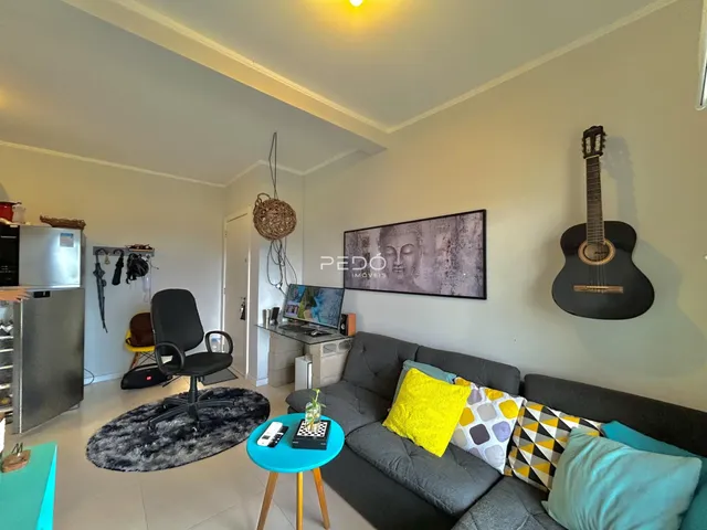 Sala de estar com sofá cinza e decoração moderna.