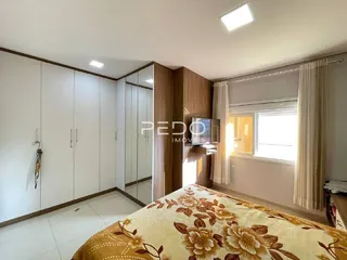Quarto com cama e janela em um imóvel.