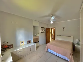 Quarto com cama e armário em um imóvel no Brasil.