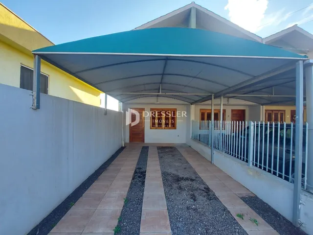 Vista externa de uma casa com uma área coberta e calçada em Lajeado, Brasil.
