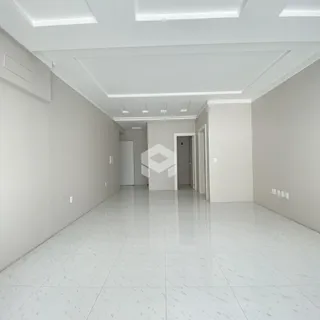 Corredor interno com piso de cerâmica e teto com molduras brancas.