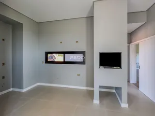 Ambiente interno de uma sala com paredes cinzas claras e piso claro.