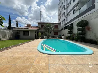 Foto da área da piscina e jardim de uma residência em Lajeado.