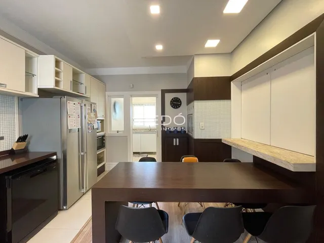 Interior de uma cozinha e sala de jantar moderna em um imóvel no Brasil.