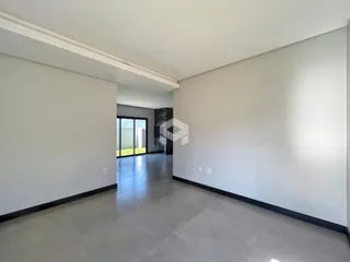 Hall de entrada com piso de cerâmica e paredes claras.