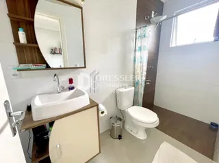 Foto de um banheiro moderno com pia e vaso sanitário.