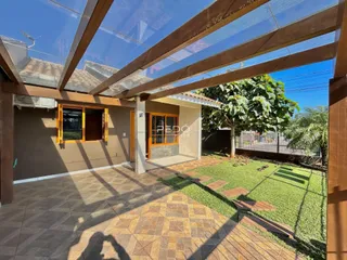Vista da fachada de uma residência com área externa e jardim.