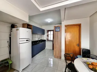 Foto de uma cozinha moderna com armários e piso de cerâmica.