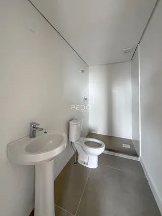 Foto de um banheiro moderno com pia e vaso sanitário.