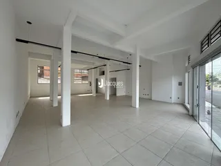 Ambiente interno de uma área aberta de uma residência em Lajeado, Brasil.