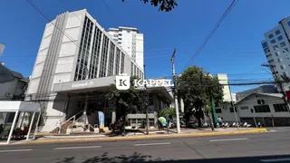Fachada de um prédio comercial em Lajeado, Brasil.