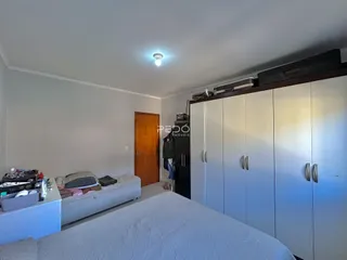 Quarto com cama e armário de parede em um imóvel no Brasil.
