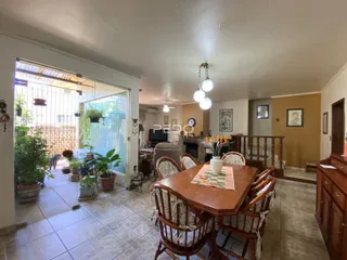 Sala de jantar com acesso a um pátio verde.