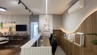 Sala de estar moderna com parede de tijolos e painéis de madeira.
