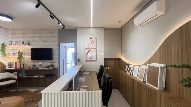 Sala de estar moderna com parede de tijolos e painéis de madeira.