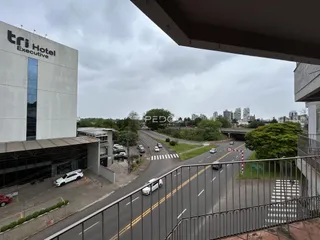 Fachada de um hotel na Lajeado, Brasil, com vista para uma estrada.