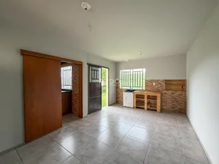 Ambiente interno com piso de cerâmica e portas de madeira.