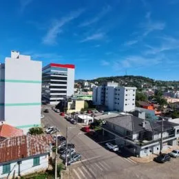 Vista externa de edifícios residenciais em Lajeado, Brasil.