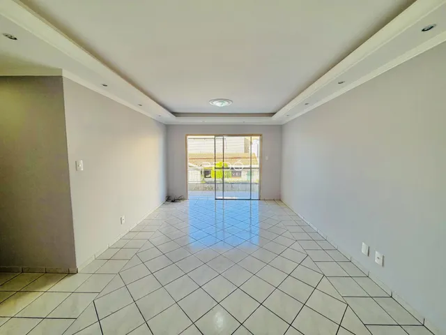Hall de entrada com piso de cerâmica e paredes brancas.