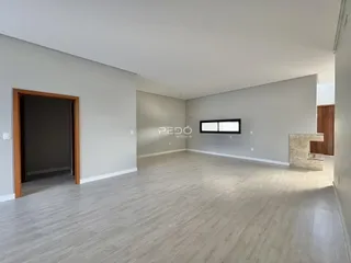 Vista ampla de um ambiente interno moderno com piso claro.