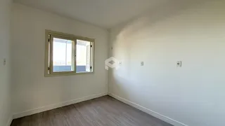 A sala apresenta paredes brancas e piso de madeira clara.