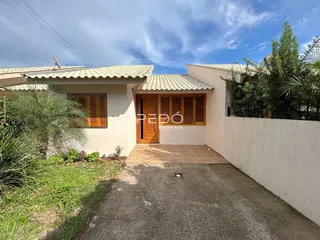 Fachada de uma casa em Lajeado, Brasil, com jardim frontal e calçada.