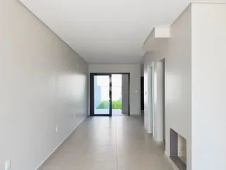 Vista do corredor interno de uma residência moderna.